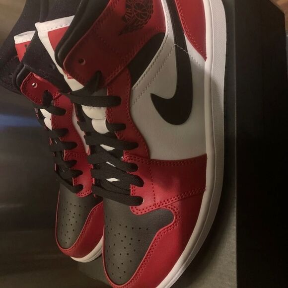 Nike Air Jordan 1 Mid Mens Chicago Black Toe Size  8.5 Gs  Red 554725-069 - Picture 1 of 11